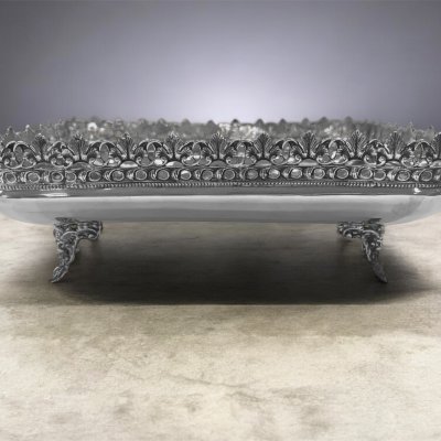 Ayaklı işlemeli gümüş sunumluk